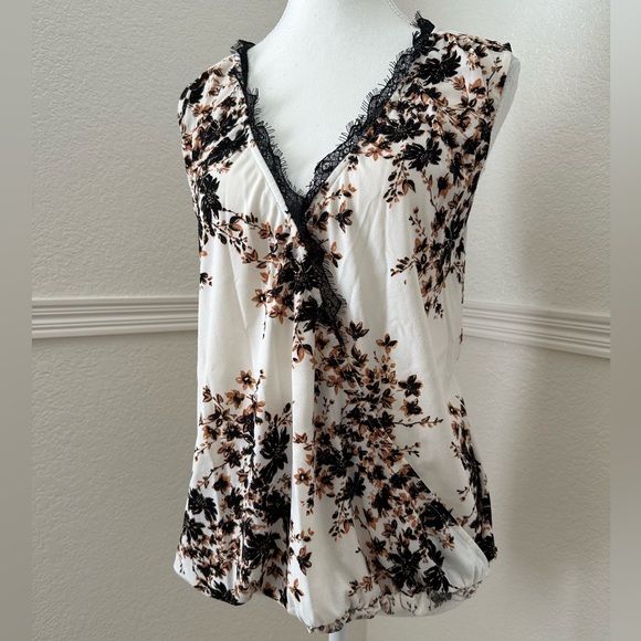 Daytrip Floral White Surplice High Low Hem Tank Top Size: L - Picture 3 of 6